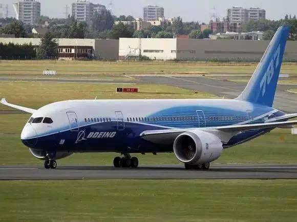 星空官网登录-
穷玩车富玩表 顶级富豪开飞机：盘货全球五大奢华私人飞机(图2)