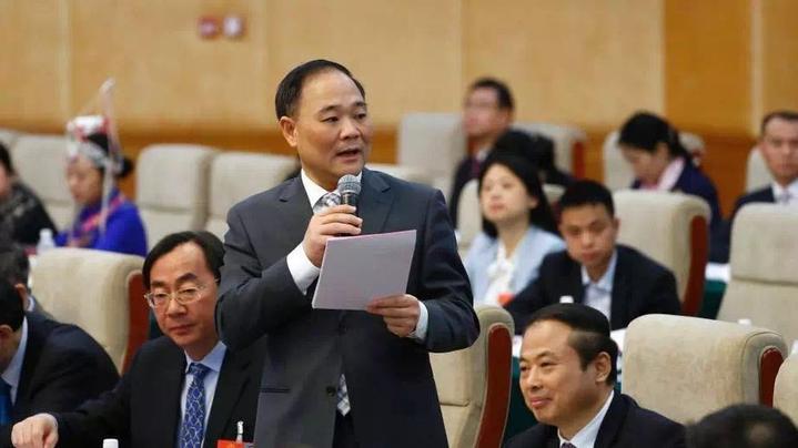 【星空体育官网】成都宠物写真走红 旅拍需上万元 贵过人拍写真